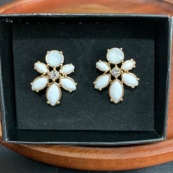 NWT Avon floral clusters oversized stud earrings - Picture 1 of 4